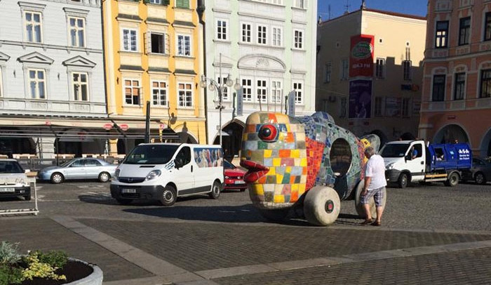Umělci v těchto dnech umělci instalují do městas monumentální sochy. Na snímku Velká hračka v podobě ryby