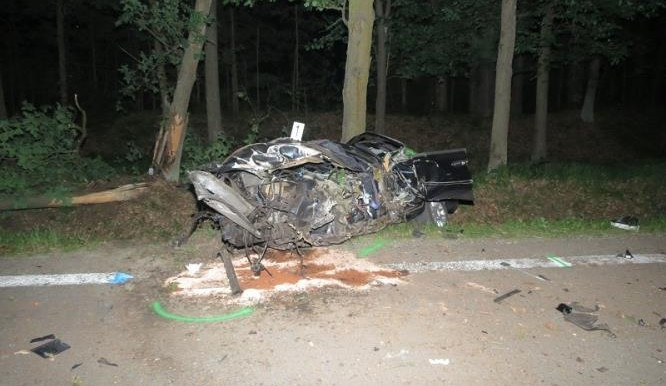 Zdemolovaný ford po nárazu do stromu u Majdaleny
