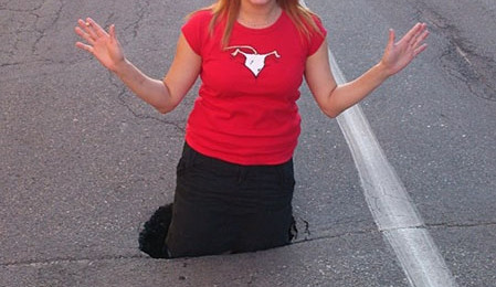 Propadlá silnice v Nerudovce