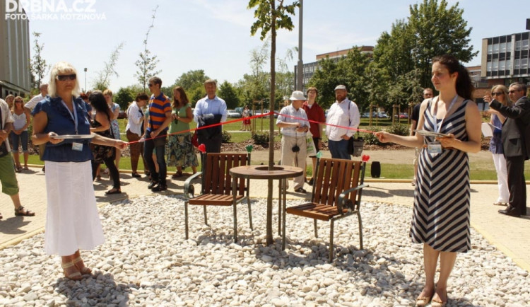 Slavnostní představení lavičky Václava Havla v kampusu Jihočeské univerzity