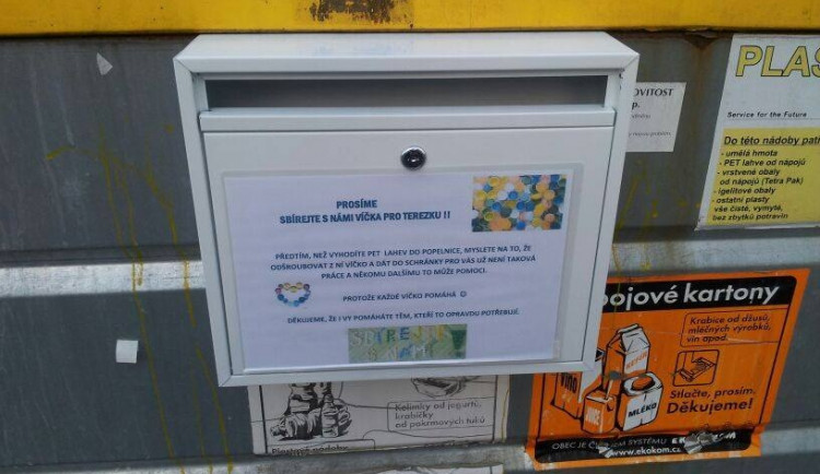 Obyvatelé Máje sbírají do schránky víčka pro Terezku