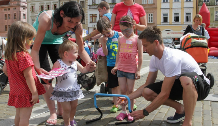 Loňská charitativní stezka se uskutečnila ještě na náměstí Přemysla Otakara II. před finále Maturantky Roku