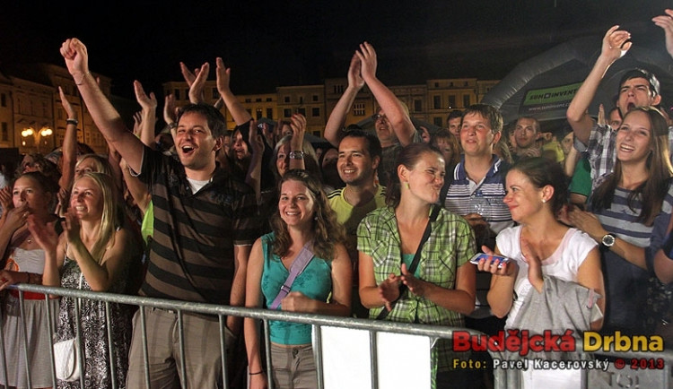Fanoušci Pub Animals při loňském koncertu na náměstí Přemysla Otakara II. během finále Maturantky Roku