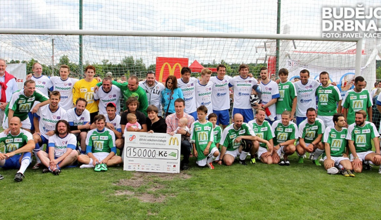 Účastníci sedmého ročníku fotbalové exhibice se šekem na 150 tisíc korun