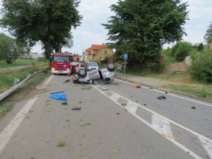 Senior převrátil nárazem auto na střechu a na místě zemřel