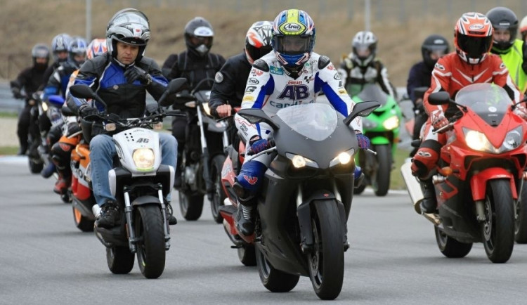 Prahou projedou tisíce motocyklů, vyrážejí i Jihočeši