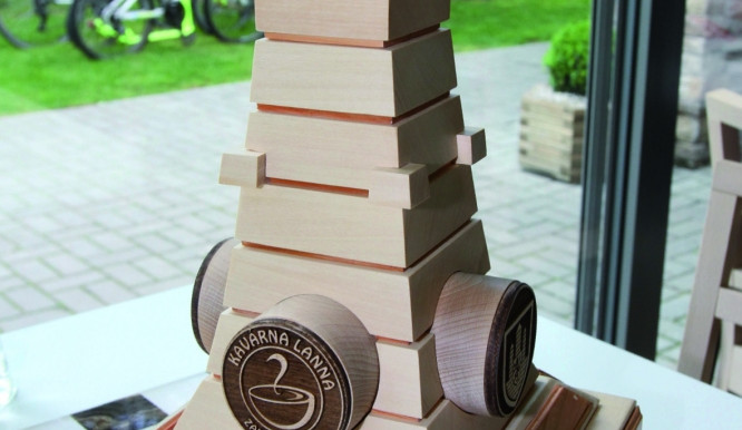 Čtyřiceticentimetrový pohár je vyrobený z lípy srdčité řezbářem Janem Valkem