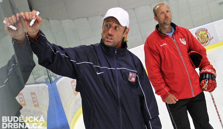 Václav Prospal (v popředí) a Jaroslav Modrý na pondělním tréninku Motoru