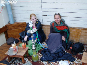 Příjemné bylo posezení v Čajírně a Kafírně u živé hudby