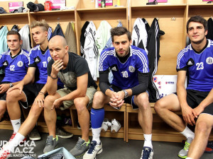 Čekání na začátek letní přípravy v kabině. Vpravo nejlepší střelec uplynulé sezony Jaroslav Machovec
