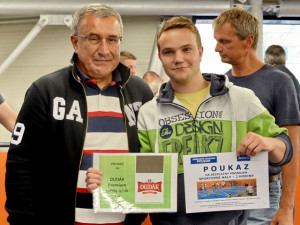 Jako druhý skončil tým HC Větřní. Předání poukazu  nejlepšímu střelci Jakubu Kosařovi