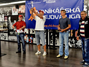Předání putovního poháru mistrů Rybníkářské hokejové ligy