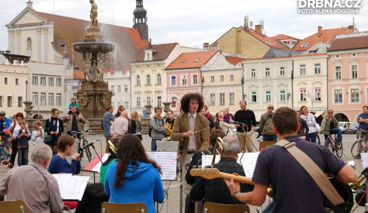 Na náměstí hráli Big Band Symphonic