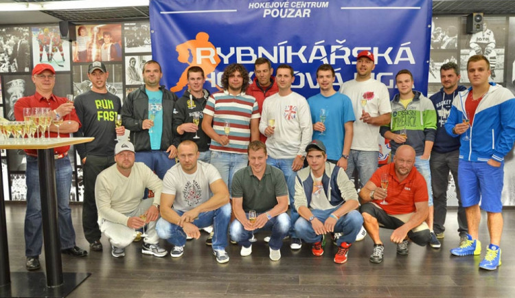 Mistři Rybníkářské hokejové ligy HC Nicotrans společně s nejlepším střelcem druhého Větřní Jakubem Kosařem