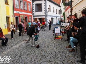 Lidem se hraní skupiny Vehicle Club Band líbilo