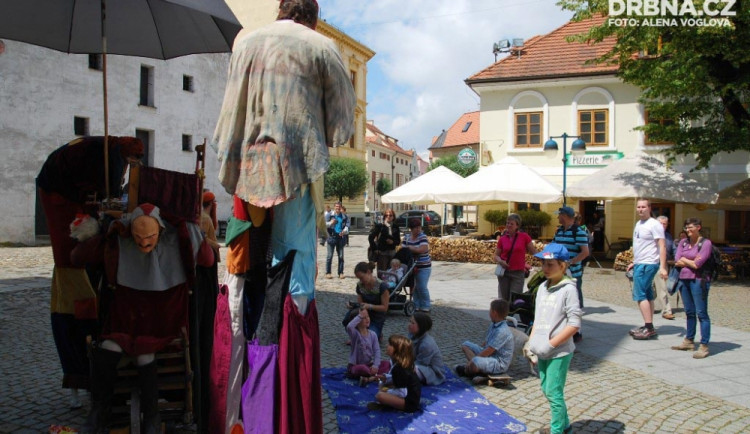 Ještě než začalo pršet, hrálo se na Piaristickém náměstí divadlo