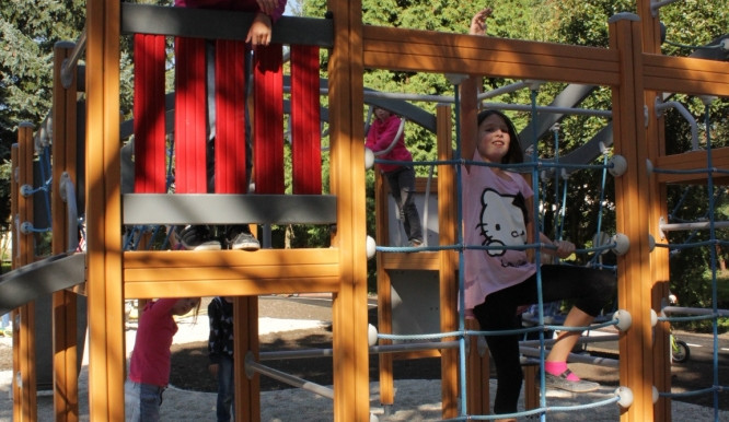 Oranžová hřiště najdete na mnoha místech jižních Čech. Na snímku Zliv.