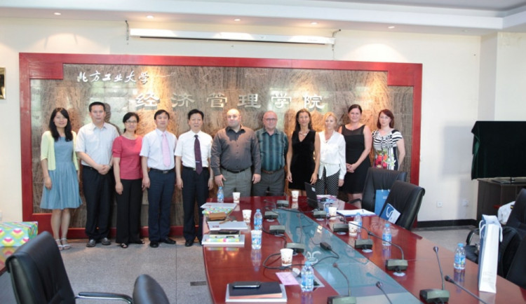 Jednání na pekingské Severočínské technické univerzitě.