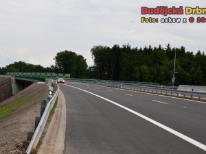 Rok po zprovoznění úseku D3 se nikde jinde na dálnici nepracuje