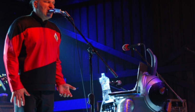 Přes tisíc lidí si přišlo zazpívat texty s kapelou Tři sestry