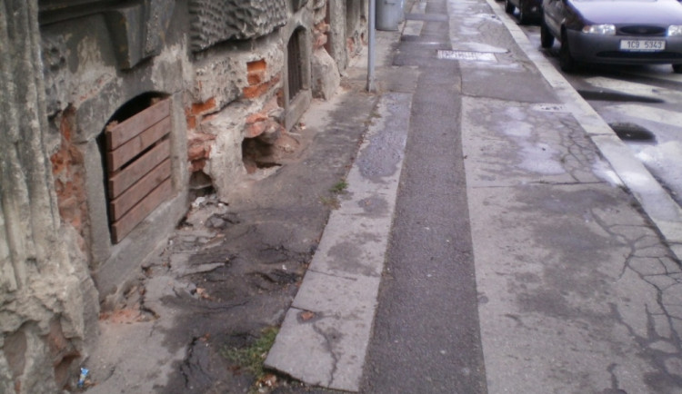 Město se vrhlo na opravy chodníků