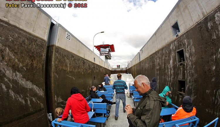 Vypouštění plavební komory v Českém Vrbném s výletním parníkem