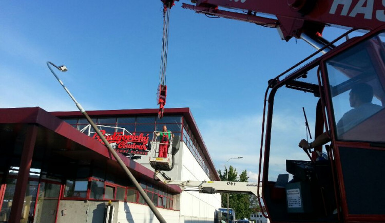 Sloup spadl na vrátnici pivovaru Budějovický Budvar