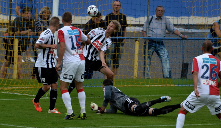 Zápas Dynama proti Slavii Praha sledovalo v písku přes 2500 diváků