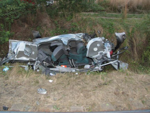 Vlak srazil peugeot s mladou ženou i jejím pětiletým synem