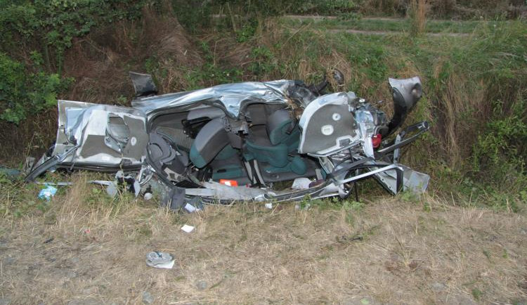 Peugeot 206 po střetu s rychlíkem