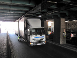 Příliš vysoký náklaďák zablokoval provoz pod viaduktem