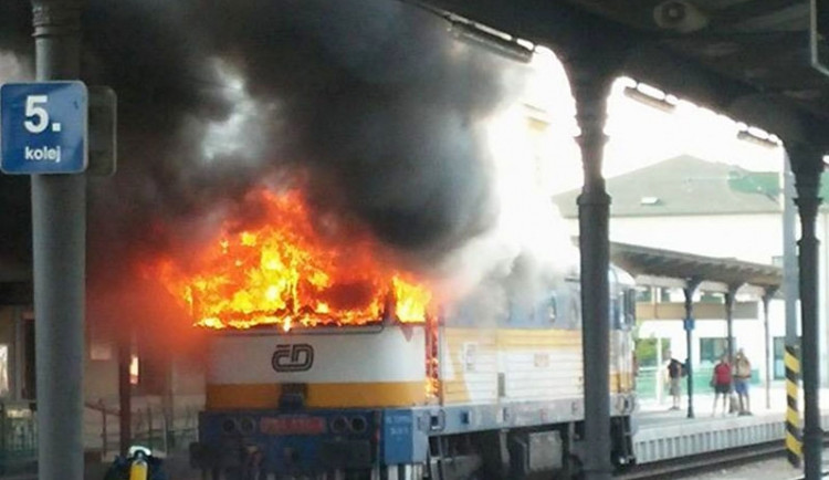 Hořící lokomotiva na českobudějovickém vlakovém nádraží