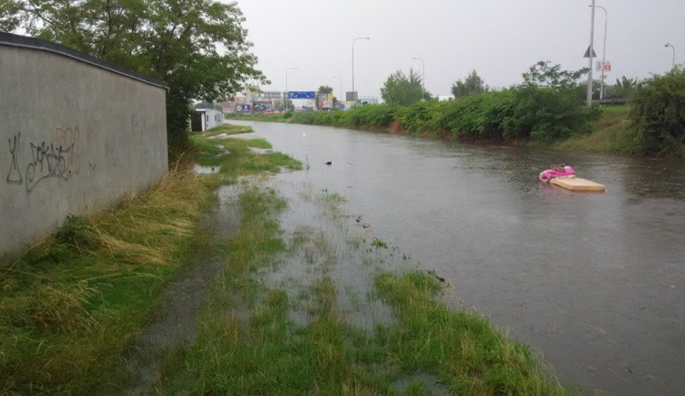 Zatopené garáže v lokalitě Jírovcova