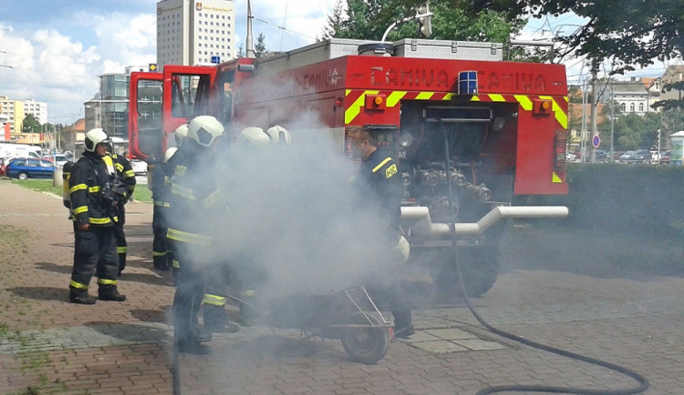 Kolečko s vypalovanými kabely hasiči uhasili venku na Mariánském náměstí