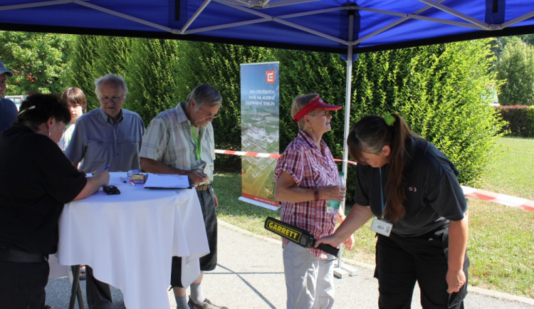 Kontrola bude předcházet vstupu do autobusu, ze kterého si návštěvníci prohlédnou areál elektrárny