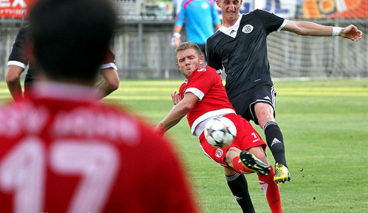 Nováček v dresu Dynama, Slovák Matej Podstavek (na snímku vpravo), při přípravném zápase s německých Regensburgem