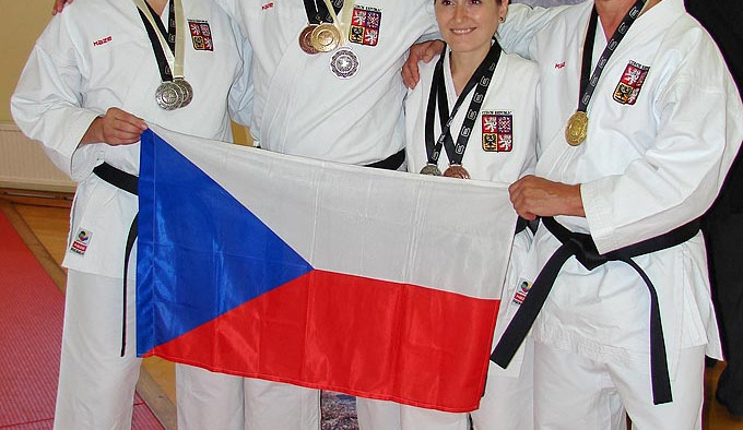 Český reprezentační policejní tým na EPFG 2014 v Bruselu vybojoval osm medailí v karate. Zleva Martin Sláma, Martin Hermann, Monika Vojtová a Jiří Faktor