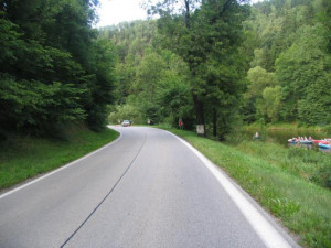 Smrtelná srážka skútru s Peugeotem 306 u Českého Krumlova