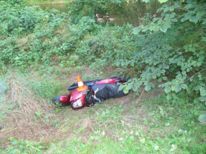 Smrtelná srážka skútru s Peugeotem 306 u Českého Krumlova