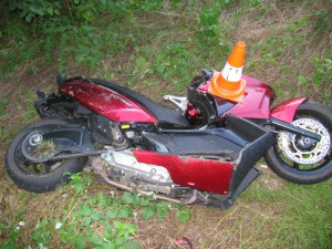 Smrtelná srážka skútru s Peugeotem 306 u Českého Krumlova