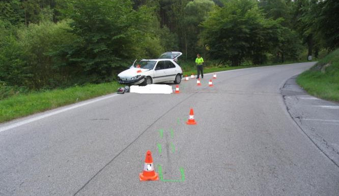 Smrtelná srážka skútru s Peugeotem 306 u Českého Krumlova