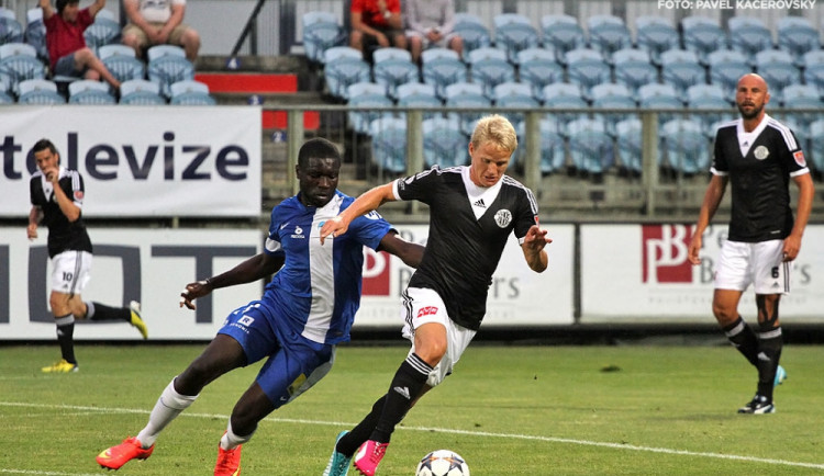 Štěpán Koreš se při své premiéře za Dynamo gólově prosadil (na snímku uniká forčekujícímu Luckassenovi)