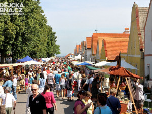 Holašovice o víkendu praskaly ve švech