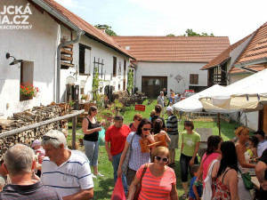 Občerstvení na dvoře jednoho z domů postaveného ve stylu selského baroka