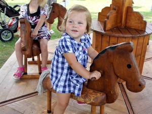 Větší děti se svezly na živých koních, ty menší se spokojily s dřevěnými