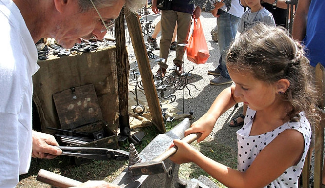 Kovář do ukázky své práce zapojil i děti