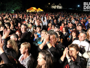 Početné publikum se na frymburské pláži skvěle bavilo