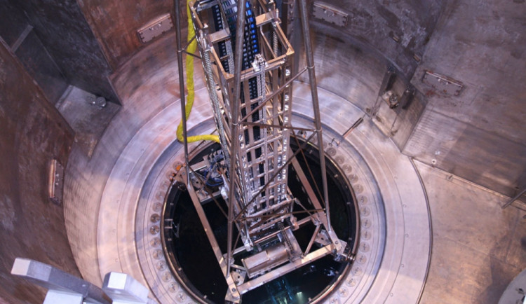 Specialní zařízení SKIN podrobně zkoumalo vnitřní povrch tlakové nádoby reaktoru deset dní