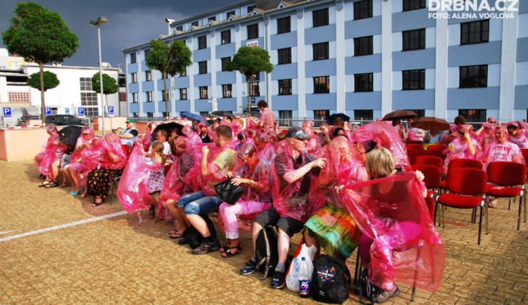 Přívalový déšť vyhnal diváky ze střechy nákupního centra