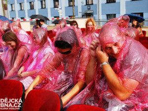 Na židličkách byly prozíravě připraveny pláštěnky